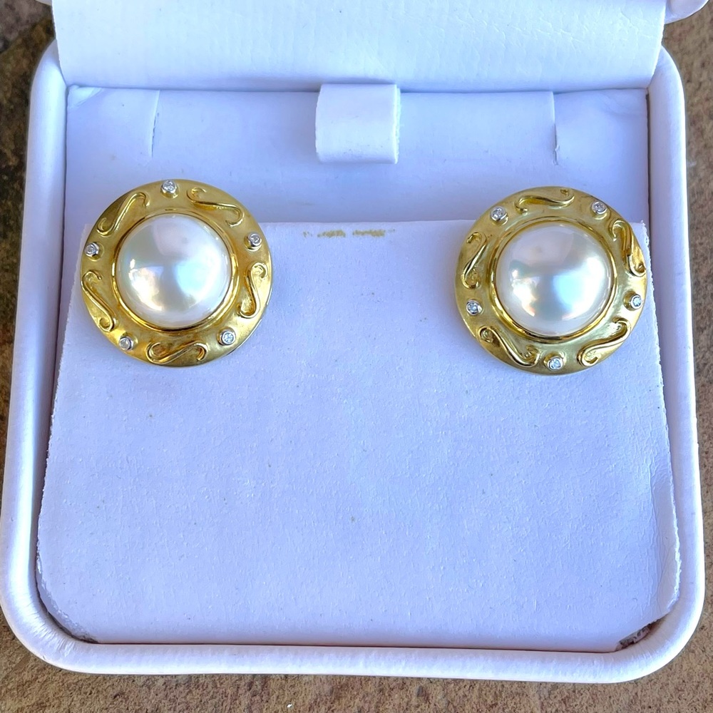 Vintage Authentic MABE White Pearl Earrings 18kt (750) gold and diamonds 💎